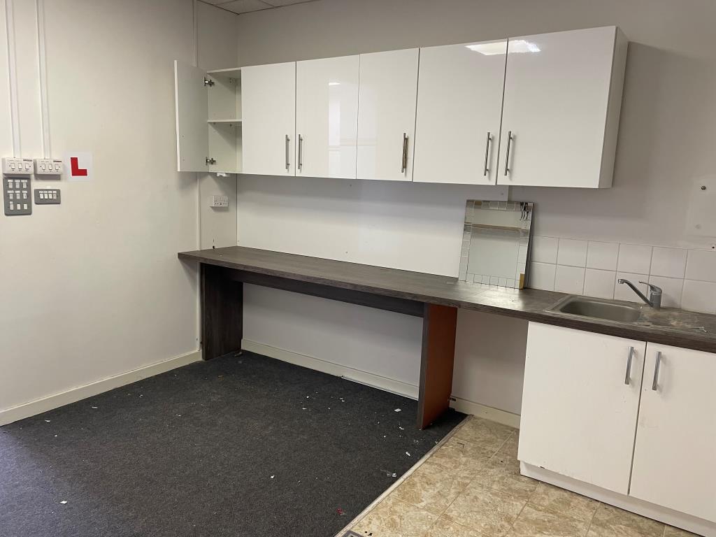 Lot: 105 - MIXED-USE PART POSSESSION PROPERTY IN BUSY THOROUGHFARE - Kitchen with fitted white units